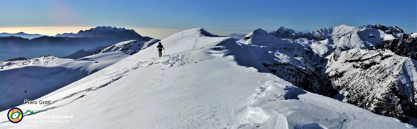 39 Bella passeggiata pestando neve dal Baciamorti all'Aralalta con vista in Resegone.jpg